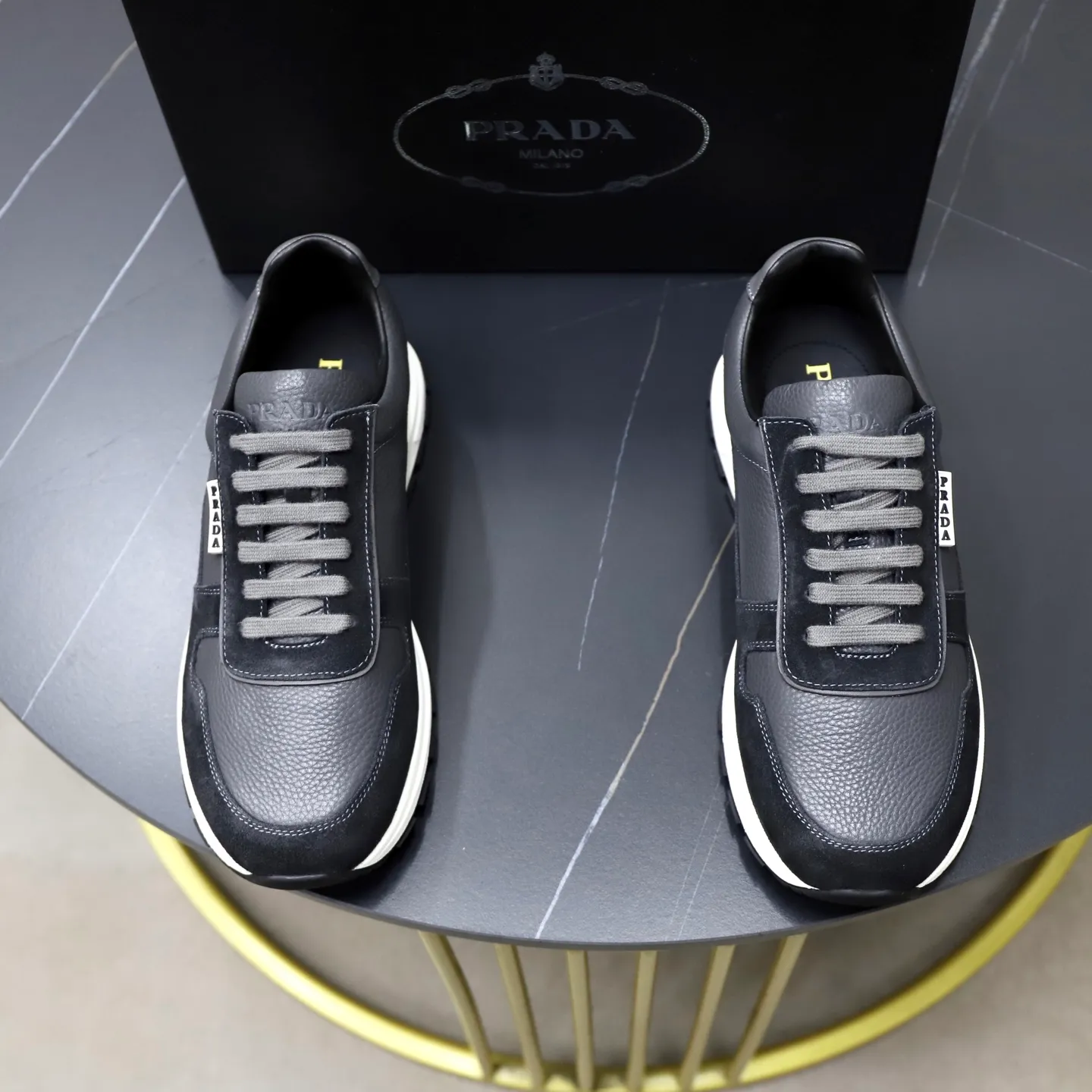 Factory price: 740💰Top original order Brand: PRADA (Prada) Standard code: Men's size 38/44 (45 can be customized) Grade: Same as the official website Material: Original cowhide stitching imported cowhide lining Original combination two-color wear-resistant soft outsole Style category: Leisure and sports version Young fashion European and American trend British style Color: Real picture color